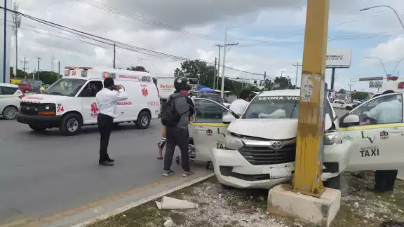 El accidente dejó daños materiales de aproximadamente 70 mil pesos El accidente dejó daños materiales de aproximadamente 70 mil pesos