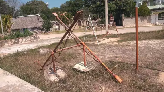 El parque de Tenabo se encuentra 'podrido', con toda la estructura oxidada y rota