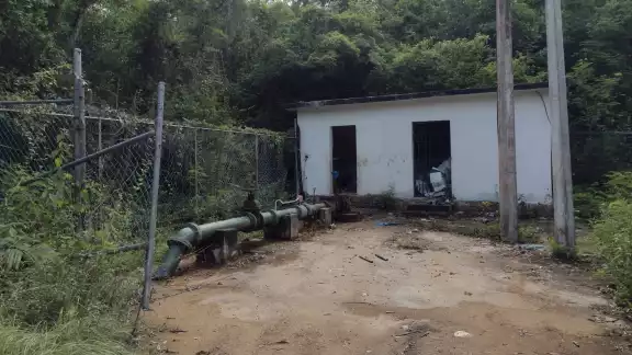 El daño a la tubería representa un pérdida de miles de litros de agua El daño a la tubería representa un pérdida de miles de litros de agua