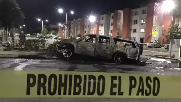 La camioneta quedó reducida por el fuego tras la persecución La camioneta quedó reducida por el fuego tras la persecución