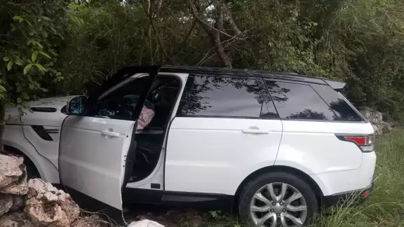 Camioneta pierde el control y se sale de la carretera en Baca, Yucatán Camioneta pierde el control y se sale de la carretera en Baca, Yucatán