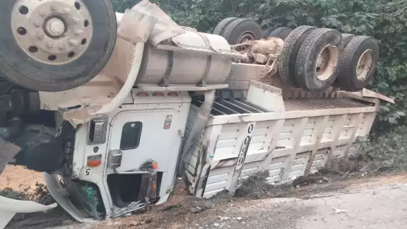 El camión volcó en el kilómetro 111 El camión volcó en el kilómetro 111