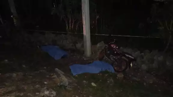 El conductor perdió el control de la moto y los tres pasajeros cayeron un una hondonada El conductor perdió el control de la moto y los tres pasajeros cayeron un una hondonada