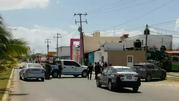 La agraviada solicitó el apoyo de los elementos policiales, quienes la exhortaron a interponer su denuncia ante la FGE en Chetumal La agraviada solicitó el apoyo de los elementos policiales, quienes la exhortaron a interponer su denuncia ante la FGE en Chetumal