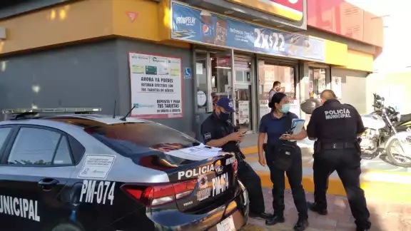 Al lugar llegaron elementos de la Policía Municipal de Ciudad del Carmen, quienes se entrevistaron con los afectados Al lugar llegaron elementos de la Policía Municipal de Ciudad del Carmen, quienes se entrevistaron con los afectados