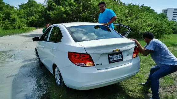 Los hechos ocurrieron cerca de las 17:25 horas, cuando el conductor de un automóvil color blanco Los hechos ocurrieron cerca de las 17:25 horas, cuando el conductor de un automóvil color blanco