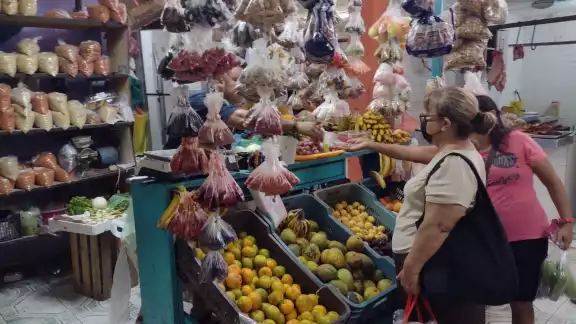 El ingrediente primordial es el pollo de patio, qué entero puede llega a superar los 250 pesos