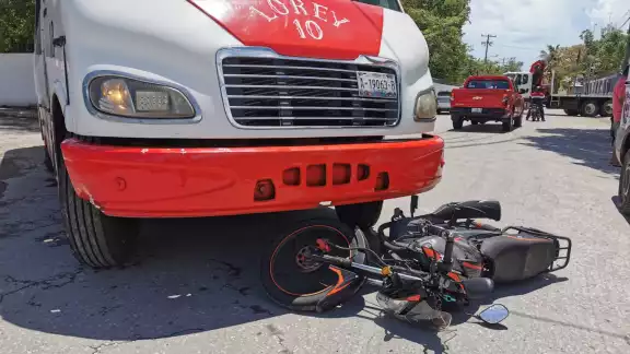 Motociclista resulta lesionado tras ser atropellado por camión urbano en Playa Norte