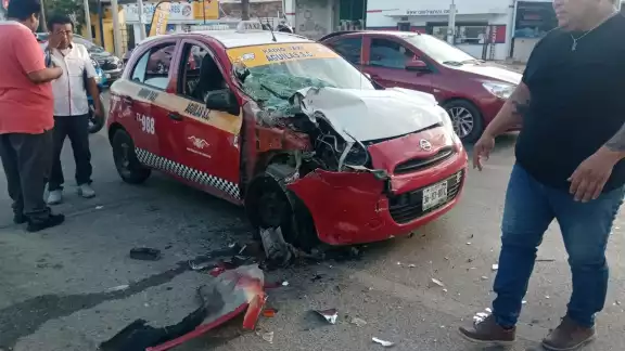 El operador del auto de renta encaró al otro chofer, luego de que ocasionó el choque El operador del auto de renta encaró al otro chofer, luego de que ocasionó el choque