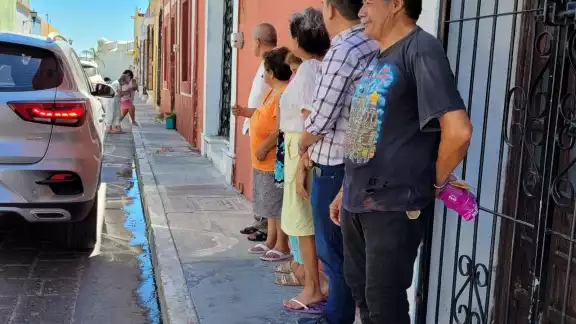 Aseguran vecinos de la 65 por 14 del Centro de Campeche que temen contagiarse de salmonelosis por heces sobre la vía