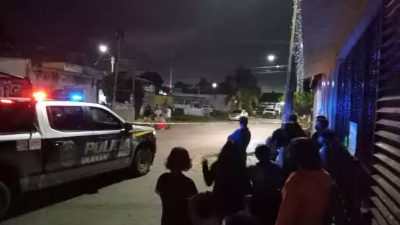 El hombre de aproximadamente 25 años de edad, se encontraba afuera de la vivienda cuando dos sujetos a bordo de una motocicleta llegaron