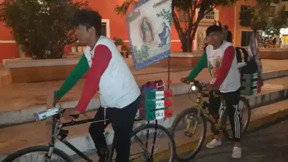 Los dos jóvenes recorren en bicicleta como parte de una tradición familiar en honor a la virgen de Guadalupe Los dos jóvenes recorren en bicicleta como parte de una tradición familiar en honor a la virgen de Guadalupe