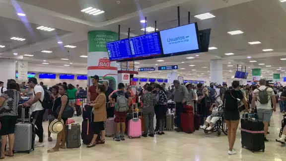 Se reportan tres vuelos retrasados este sábado