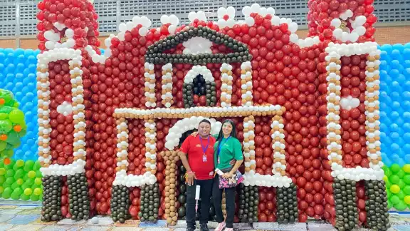 Cándido Alfonso Dzul elabora figuras emblemáticas hecha a base de globos, como Chichén Itzá