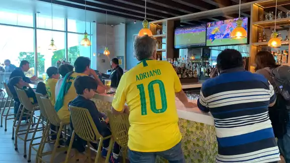 Mientras la familia disfrutaba del partido dos croatas que eran sus rivales directos les cantaron el gol del empate al minuto 116