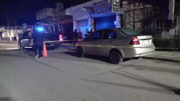 Cerca de la media noche lograron visualizar la unidad abandonada sobre la Avenida Lázaro Cárdenas Cerca de la media noche lograron visualizar la unidad abandonada sobre la Avenida Lázaro Cárdenas