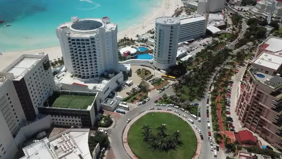 Con estos trabajos se busca reforzar el asfalto que tiene la vialidad en la zona de hoteles y hacerla más resistente