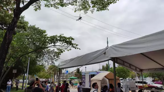 La Policía Estatal de Quintana Roo vigiló la llegada del gobernador Carlos Joaquín a las casillas en Cancún La Policía Estatal de Quintana Roo vigiló la llegada del gobernador Carlos Joaquín a las casillas en Cancún