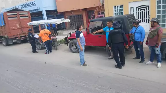 Conductor de mototaxi pierde el control y ocasiona choque en Campeche Conductor de mototaxi pierde el control y ocasiona choque en Campeche