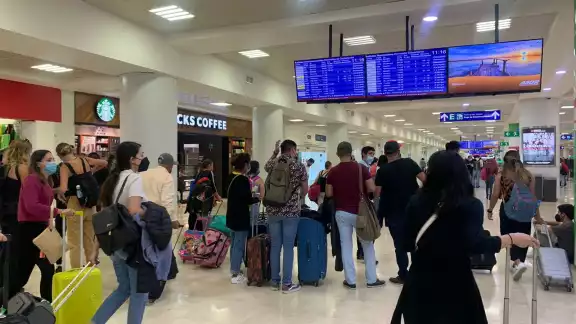 Los pasajeros de los vuelos atrasados en el aeropuerto de Cancún deberán esperar instrucciones de las aerolíneas sobre sus salidas Los pasajeros de los vuelos atrasados en el aeropuerto de Cancún deberán esperar instrucciones de las aerolíneas sobre sus salidas