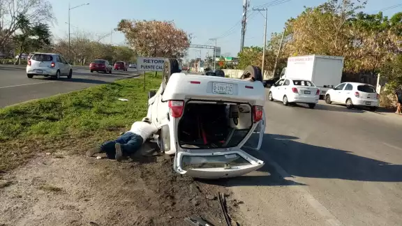 El automóvil quedó sobre su toldo luego de impactarse contra un camión al tratar de incorporarse a la lateral del Periférico de Mérida El automóvil quedó sobre su toldo luego de impactarse contra un camión al tratar de incorporarse a la lateral del Periférico de Mérida