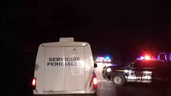 Los rescatistas no pudieron hacer nada, pues la víctima perdió la vida de al momento, al quedar prensada en su vehículo. Los rescatistas no pudieron hacer nada, pues la víctima perdió la vida de al momento, al quedar prensada en su vehículo.