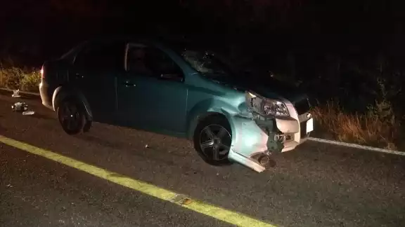 Intenta realizar maniobra prohibida y es impactado en Cansahcab