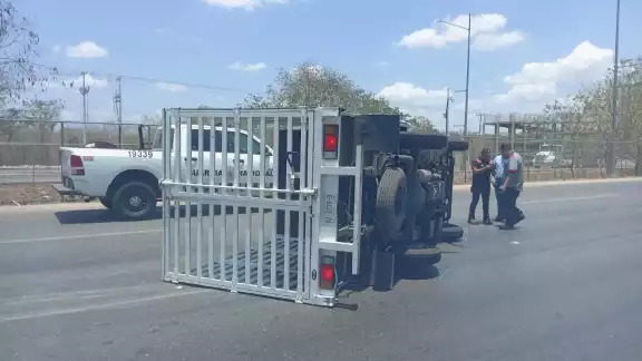El conductor de la camioneta y su acompañante resultaron ilesos de la volcadura en el Periférico de Mérida El conductor de la camioneta y su acompañante resultaron ilesos de la volcadura en el Periférico de Mérida