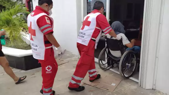 Hombre es trasladado para recibir atención médica Hombre es trasladado para recibir atención médica