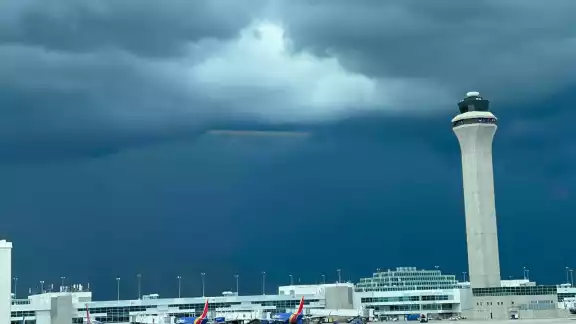 Debido a las tormentas es posible que se produzcan retrasos en las operaciones Debido a las tormentas es posible que se produzcan retrasos en las operaciones