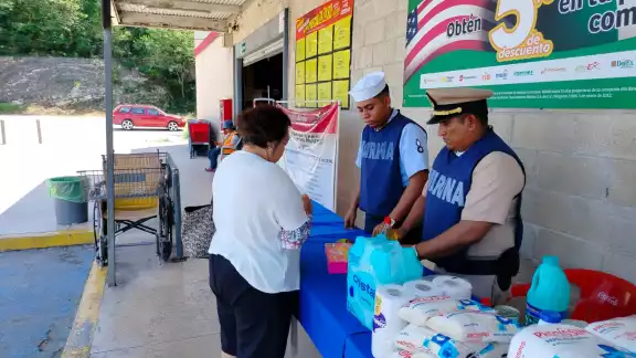 Marina instala centros de acopio en Campeche para ayudar a damnificados por lluvias en Veracruz Marina instala centros de acopio en Campeche para ayudar a damnificados por lluvias en Veracruz