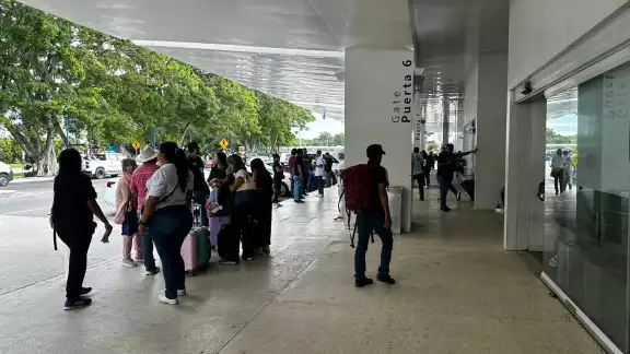 Las despedidas son usuales en el Recinto Aéreo, pero es poco común que converjan en la ciudad familiares que radican en tres Estados de la República