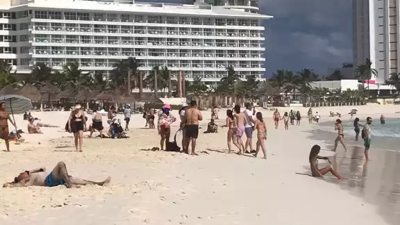 El flujo de turistas aumentará con las vacaciones decembrinas en Cancún, según lo dicho por la Sedetur El flujo de turistas aumentará con las vacaciones decembrinas en Cancún, según lo dicho por la Sedetur