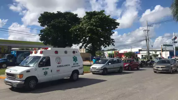 La gente que estaba en la gasolinera al ver el accidente dio aviso a las autoridades La gente que estaba en la gasolinera al ver el accidente dio aviso a las autoridades