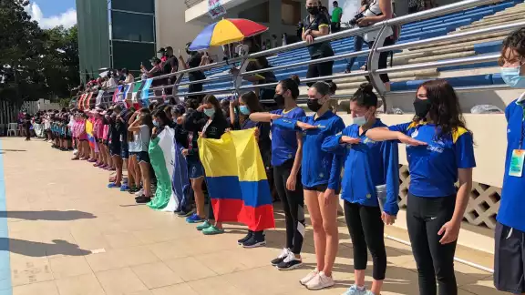 En el marco de la ceremonia inaugural desfilaron 24 equipos de ocho países