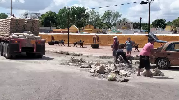 En el lugar se observó a las personas llevarse los loa bultos de cemento En el lugar se observó a las personas llevarse los loa bultos de cemento