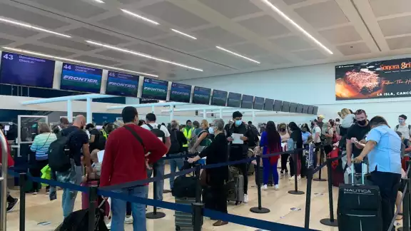Los turistas estadounidenses esperan instrucciones de las aerolíneas para saber si su salida de Cancún será hoy Los turistas estadounidenses esperan instrucciones de las aerolíneas para saber si su salida de Cancún será hoy