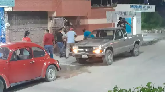 La mujer fue auxiliada por diversas personas que pasaban por la zona La mujer fue auxiliada por diversas personas que pasaban por la zona