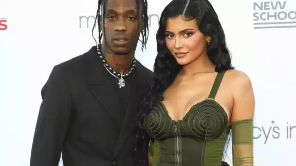 Kylie Jenner le dio la bienvenida a su segundo hijo y lo presentó en redes