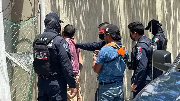 Los elementos se desplazaron hacia el lugar donde un condominio en construcción con terreno fue rodeado por patrullas municipales Los elementos se desplazaron hacia el lugar donde un condominio en construcción con terreno fue rodeado por patrullas municipales