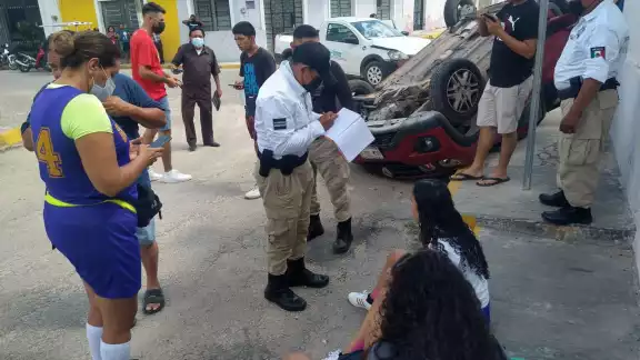 El automóvil donde estaban los deportistas terminó con volcado con las llantas para arriba El automóvil donde estaban los deportistas terminó con volcado con las llantas para arriba