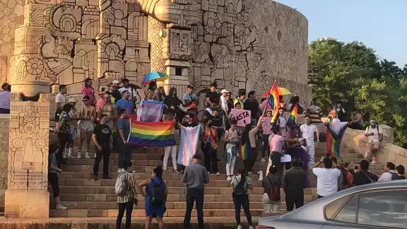 Miembros de la comunidad LGBT+ de Mérida protestan en el Monumento a la Patria Miembros de la comunidad LGBT+ de Mérida protestan en el Monumento a la Patria