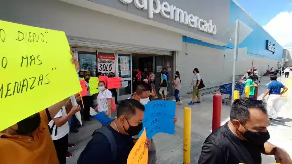 Los manifestantes indicaron que mantendrán su protesta en el Walmart de Cancún hasta las 3:00 de la tarde Los manifestantes indicaron que mantendrán su protesta en el Walmart de Cancún hasta las 3:00 de la tarde