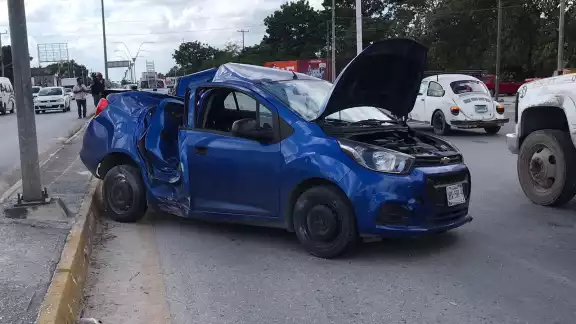 A consecuencia del fuerte choque, el vehículo quedó descuadrado y destrozado A consecuencia del fuerte choque, el vehículo quedó descuadrado y destrozado