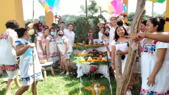 Alumno de la Universidad del Bienestar en Izamal en su concurso de altares