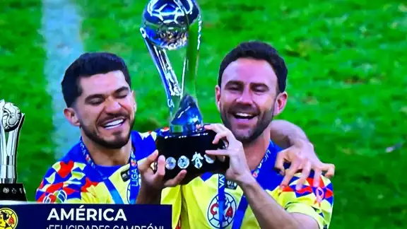 Layún colgó los botines y se fue campeón con el América en el Estadio Azteca Layún colgó los botines y se fue campeón con el América en el Estadio Azteca