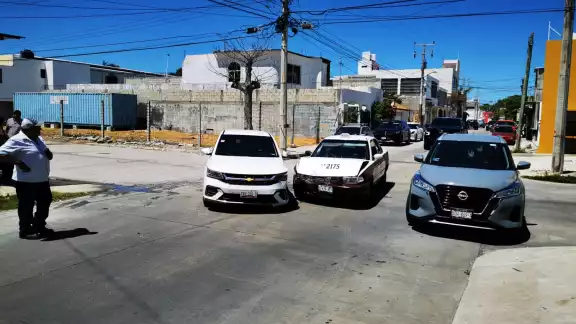 Vialidad parcial afectada por accidente entre taxi y automóvil particular en San Agustín del Palmar