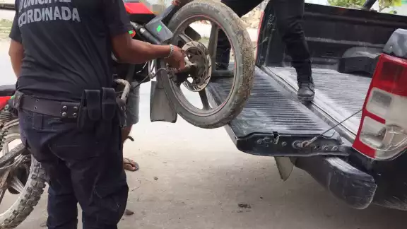 Los oficiales vinculados en el accidente se llevaron la moto en su carro patrulla Los oficiales vinculados en el accidente se llevaron la moto en su carro patrulla