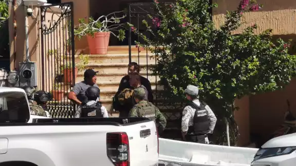 Agentes de la FGR, policías estatales y militares requisaron una bodega del empresario Francisco Kajun.