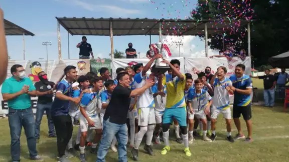 Los jugadores de Quintana Roo se colgaron la medalla de oro y levantaron el trofeo que los acredita como campeones Los jugadores de Quintana Roo se colgaron la medalla de oro y levantaron el trofeo que los acredita como campeones